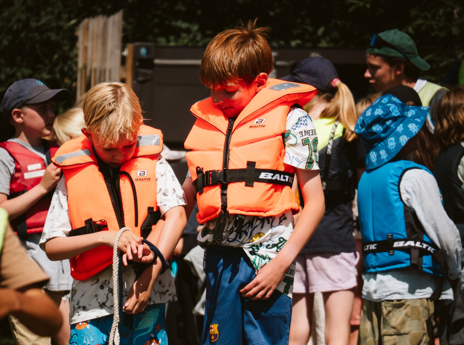 https://www.svensksegling.se//explorer/images/1_Upptack_segling/Masungen_seglarskola_foto_Madeleine_Lithvall-44_knopar.jpg