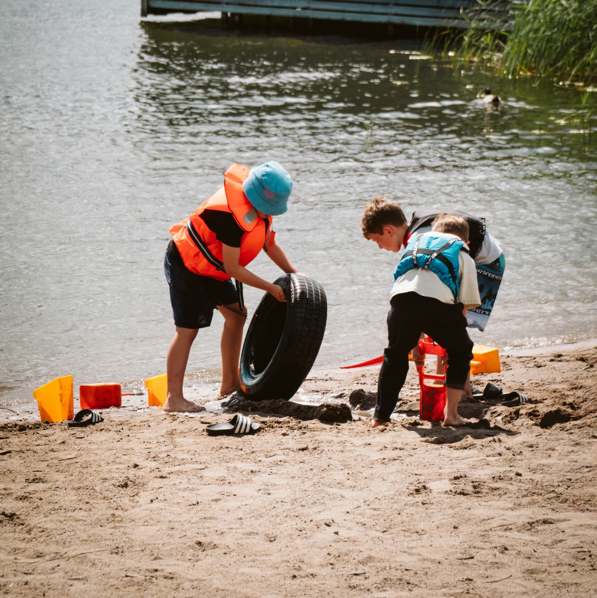 https://www.svensksegling.se//explorer/images/1_Upptack_segling/Masungen_seglarskola_foto_Madeleine_Lithvall-55_strandlek(1).jpg