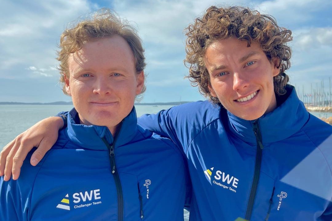 https://www.svensksegling.se/explorer/images/0_Nyhetsbilder/2025_Q1/250603_EM_49er_Marius_Olle_portratt_liggande.jpg