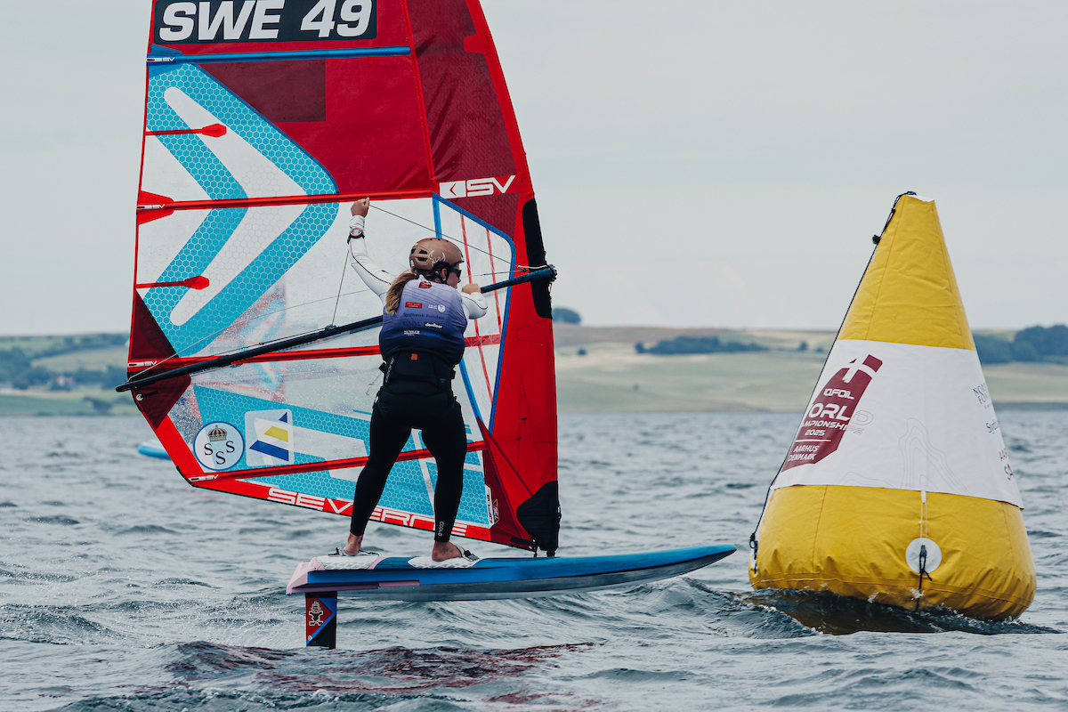 https://www.svensksegling.se/explorer/images/0_Nyhetsbilder/2025_Q3/250706_SailingEnergy_iQfoilWorlds_JR1_9222_1200x800.jpg
