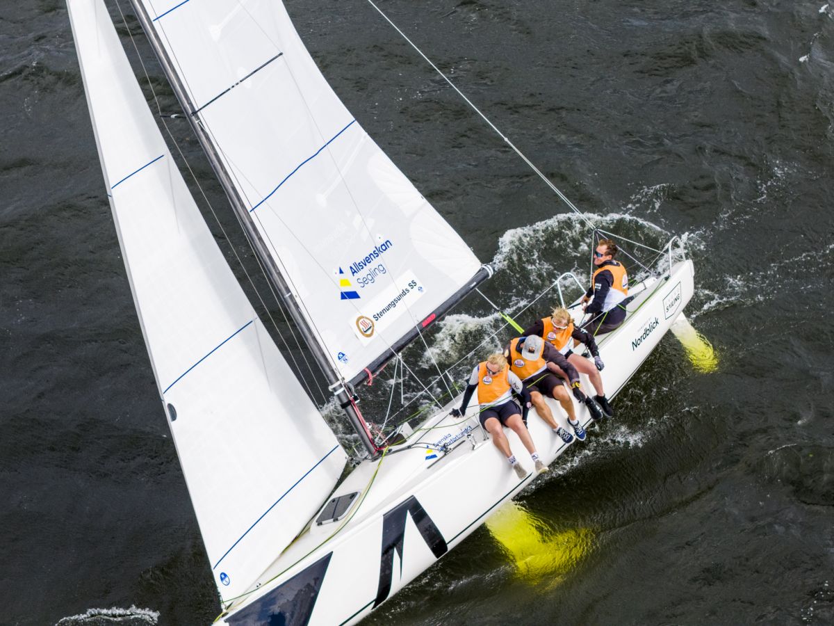 https://www.svensksegling.se/explorer/images/0_Nyhetsbilder/2025_Q3/250816_Allsvenskan_Ekeroe_Foto_Daniel_Stenholm_1200x900.jpg