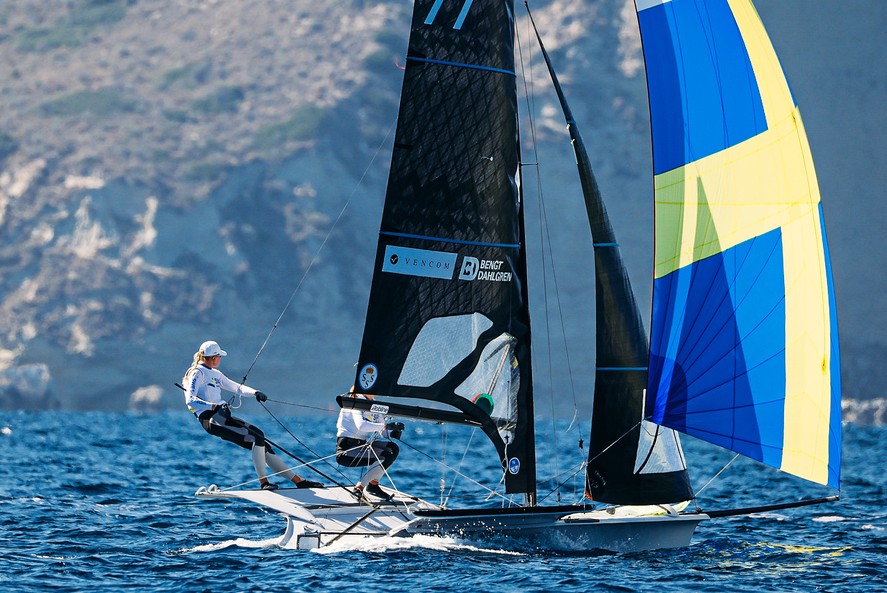 https://www.svensksegling.se/explorer/images/0_Nyhetsbilder/2025_Q3/251007_Vilma_Ebba_SailingEnergy_Cagliari_887x593.jpg