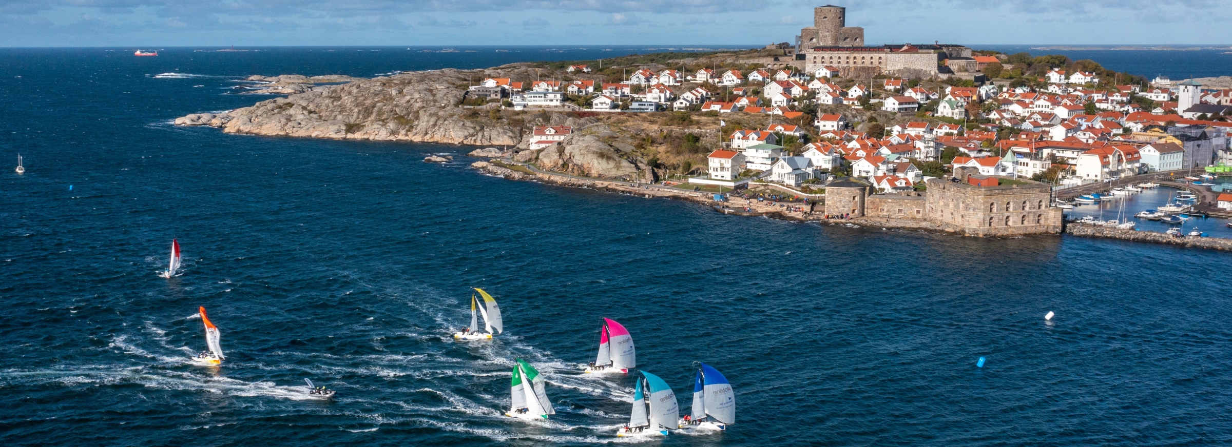 https://www.svensksegling.se/explorer/images/4_Om_oss/4.5_Samarbetspartners/DJI_0168_hemsida.jpg